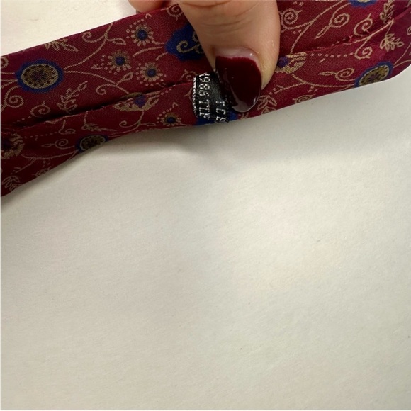 Vintage TIFFANY & CO 1986 Medieval Burgundy & Gold Classic Silk Tie, 3.5” - Picture 5 of 8
